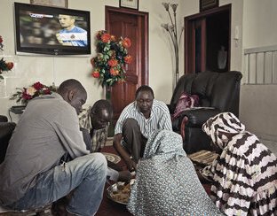 « Les moments de repas symbolisent une forme de communion affective de la famille dans l'imaginaire des personnes interrogées. Le repas « préparé avec amour » devient presque l'objet transitionnel des retrouvailles familiales où les membres échangent, discutent, se « rencontrent », partagent et concrétisent une cohésion domestique. » [Extrait du Rapport Sénégal].