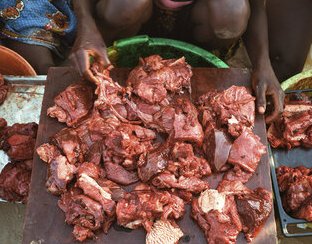 « Une femme nous raconte que son goût particulier pour les viandes est un héritage de son passé : "En temps de guerre quand le poisson à Luanda coutait trop cher, mon père, qui était militaire, recevait de la viande de l'armée " » (Extrait du Rapport d'Etude).